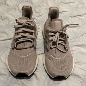 Women’s size 7.5 adidas ultraboost  22.